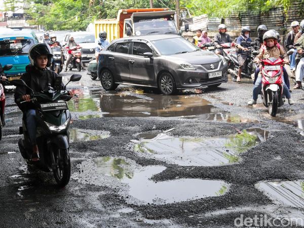 Lubang dan Genangan Warnai Jalan Otista Raya Ciputat