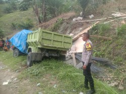 Truk Tabrak Bukit di Jalan Menurun Mamuju gegara Rem Blong, Sopir Tewas