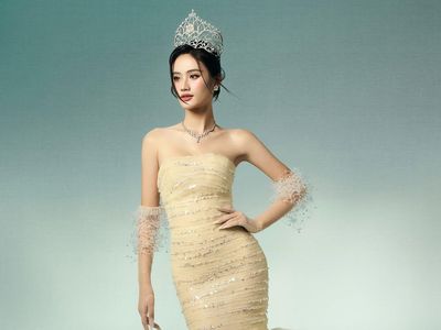 7 Potret Ratu Kecantikan yang Kerja Paruh Waktu Jadi SPG Dior