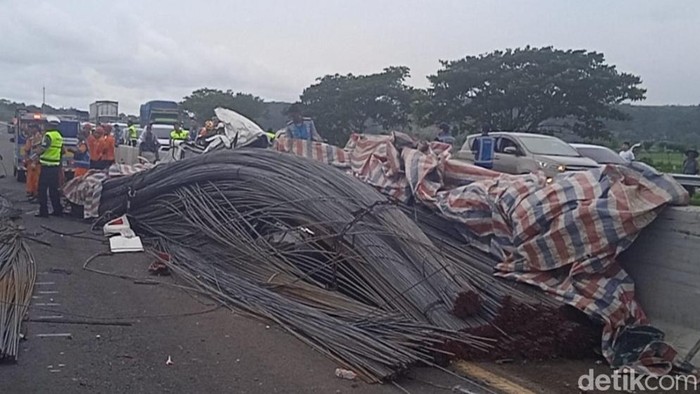 Muatan Besi 55 Ton Timpa Mobil di Tol Batang, Polisi Periksa Truk-Kondisi Jalan