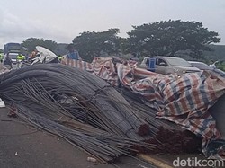 Korban Tewas Mobil Tertimpa Muatan Besi 55 Ton di Tol Batang Pegawai BUMN
