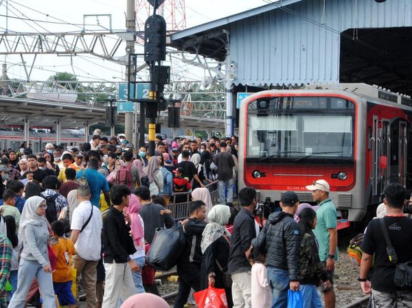 Penumpang KRL Membludak di Stasiun Bogor pada Penghujung Libur Nataru