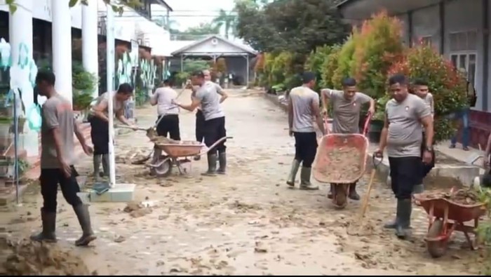 Polri Bersihkan SMPN 2 Langsa yang Terdampak Bencana, Siap Dipakai Lagi Besok