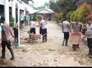 Polri Bersihkan SMPN 2 Langsa yang Terdampak Bencana, Siap Dipakai Lagi Besok
