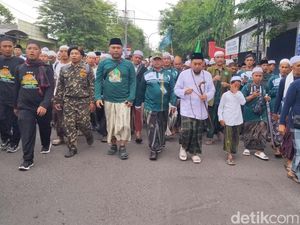 Napak Tilas NU, Ribuan Santri Kirab Tongkat dari Bangkalan ke Jombang