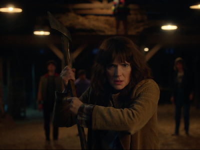Pesona Winona Ryder di Stranger Things, Cetar Banget Bunuh Vecna!