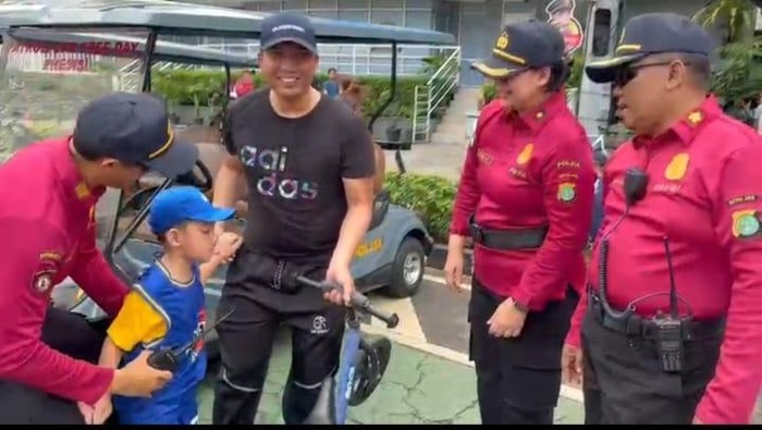 Polisi Bantu Pria Terpisah dengan Anaknya Saat CFD di Bundaran HI