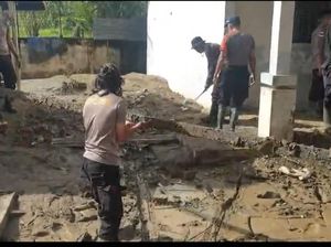 Komitmen Bantu Pemulihan Bencana, Polisi Bersihkan Lumpur Banjir di SMA Bireun