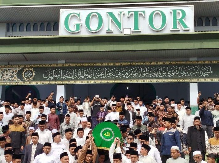 Ribuan Pelayat Mengiringi Pemakaman Pimpinan Ponpes Gontor