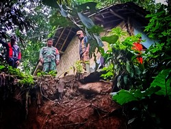 Fondasi Rumah Sulaeman Menggantung di Bibir Tebing Akibat Longsor