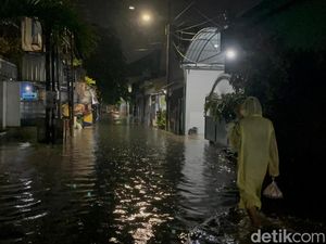 Rumah Warga di Bendul Merisi Surabaya Terendam Banjir Listrik Padam Pula