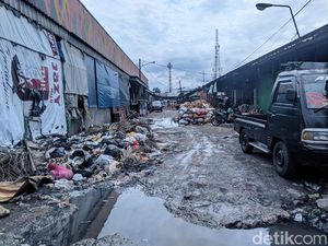 Sampah dan Bau Tak Sedap di Pasar Gedebage Bandung