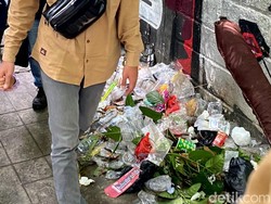 Sampah Wisatawan Menumpuk di Trotoar Jalan Tamansari Bandung