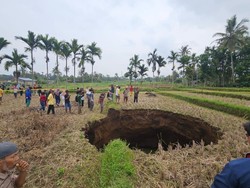 Video: Geger, Lubang Raksasa Muncul di Tengah Sawah