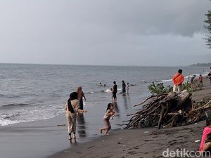 Pengujung Libur Panjang, Warga Mataram Ramai-ramai ke Pantai Gading