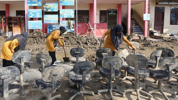 Sekolah di Aceh Bersih-bersih Pascabanjir Bandang