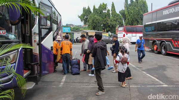 Terminal Kampung Rambutan Ramai Penumpang di Akhir Libur Nataru