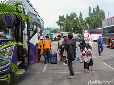 Terminal Kampung Rambutan Ramai Penumpang di Akhir Libur Nataru