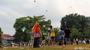 Warga Nikmati Akhir Libur Tahun Baru di Alun-Alun Bogor