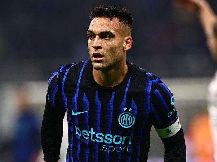 MILAN, ITALY - JANUARY 04: Lautaro Martínez of FC Internazionale looks on during the Serie A match between FC Internazionale and Bologna FC 1909 at Giuseppe Meazza Stadium on January 04, 2026 in Milan, Italy. (Photo by Luca Amedeo Bizzarri/Getty Images)