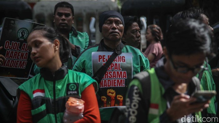 Aksi Ojol Dukung Nadiem di Pengadilan Tipikor
