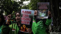 Aksi Ojol Dukung Nadiem di Pengadilan Tipikor