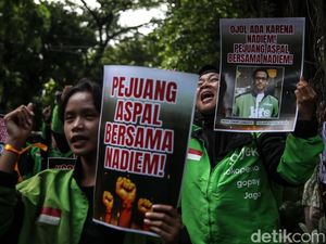 Aksi Ojol Dukung Nadiem di Pengadilan Tipikor