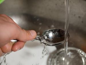 Cuci Sendok Sebelum Makan, Wanita Ini Dinyinyiri Pemilik Kedai!