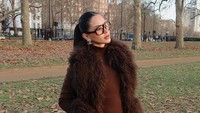 8 Foto Alyssa Daguise Liburan ke London, Bumil Tampil Stylish Pakai Coat Bulu