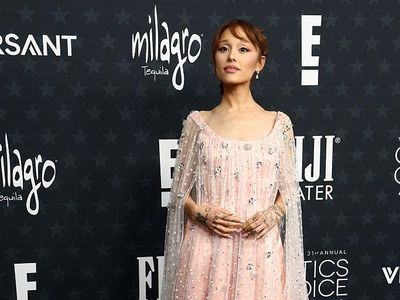 5 Gaya Ariana Grande Bak Peri di Red Carpet Critics Choice Awards 2026