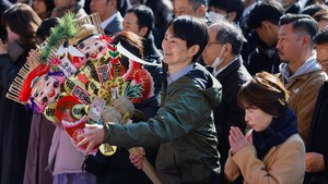 Awali Tahun Kerja, Warga Tokyo Padati Kanda Myojin
