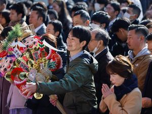 Awali Tahun Kerja, Warga Tokyo Padati Kanda Myojin