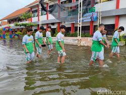Banjir Rendam SMPN 2 Tanggulangin, Siswa Terpaksa Belajar Daring