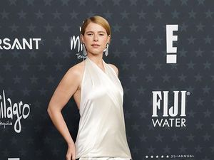 Jessie Buckley Ungkap Alasan Suami Tak Pernah Menemaninya di Karpet Merah