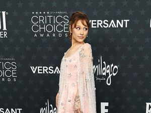 Foto: 10 Artis Hollywood Bergaun Terbaik di Critics Choice Awards 2026