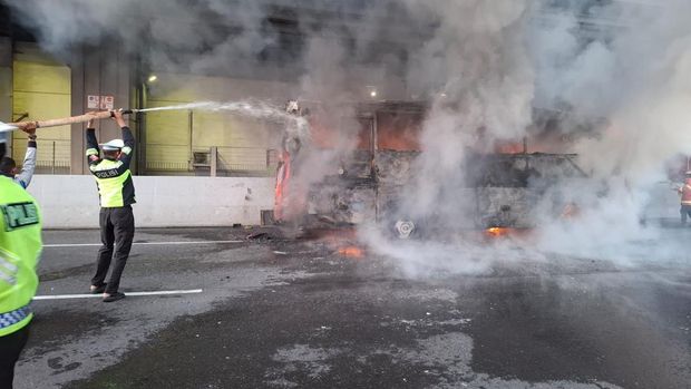 Der Bus einer Pilgergruppe auf dem Weg nach Lampung wurde auf der Mautstraße Jakarta-Cikampek (Japek) niedergebrannt. Der Brand wurde durch einen Kurzschluss in der Soundanlage des Busses ausgelöst. (PJR Cikampek-Dokument)
