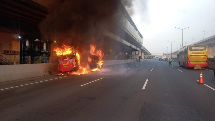 Bus Peziarah Terbakar di Tol Cikampek Akibat Korsleting Sound System