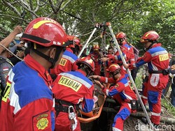 Damkar Bantu Pemakaman Wanita Serengan Berbobot 200 Kg