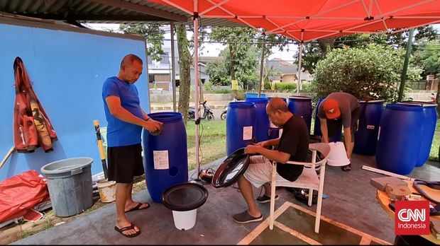 Ditengah darurat sampah di Kota Tangerang Selatan, warga di Perumahan Bukit Nusa Indah, Serua, Ciputat menyulap tong penampung air jadi komposter. Komposter inu nantinya akan digunakan sebagai wadah penguraian sampah organik.