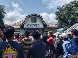 Tuntut Kades Mundur, Warga Segel Kantor Desa Madayin Lombok Timur