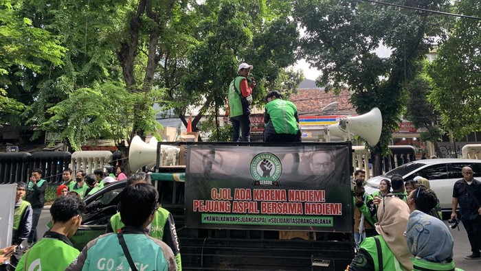 Driver Ojol Dukung Nadiem di Depan PN Jakpus