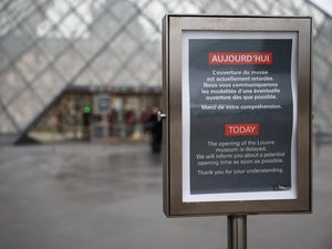 Gejolak Internal, Museum Louvre Paris Tunda Pembukaan