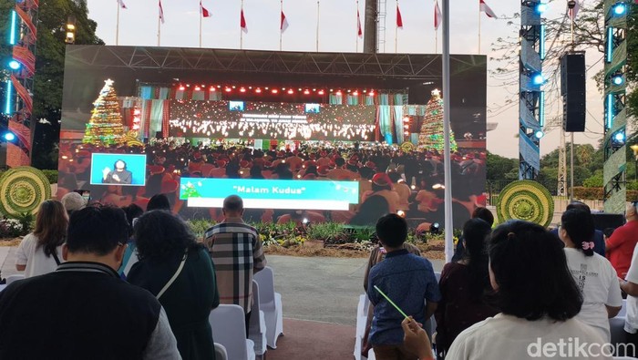 Jemaat Natal Nasional Beribadah di Tenda Luar Tenis Indoor GBK