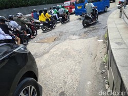 Jalan di Bundaran Tugu Lampur Gentur Cianjur Bikin Warga Kesal