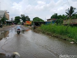 Jalan Panca Usaha Palembang Tergenang Air Sebulan hingga Timbulkan Kemacetan