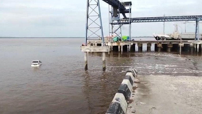 Jembatan Penghubung Ambruk di Tanjung Buton Siak, Mobil Jatuh ke Laut