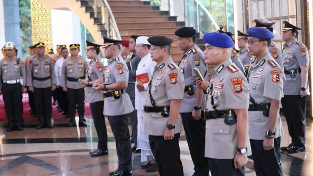Der Generalinspekteur der Polizei von Metro Jaya, Asep Edi Suheri, leitete am Montag (01.05.2026) die Übergabe der Positionen von sechs Polizeichefs und zwei Direktoren im Polda Metro Jaya Promoter Building.