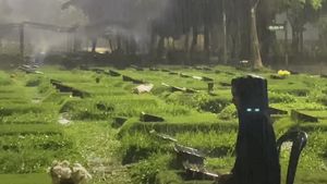 Hujan Deras Temani Karina Ranau Ungkap Rindu di Makam Epy Kusnandar