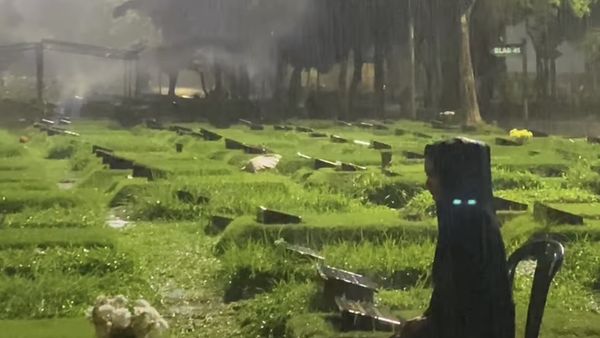 Hujan Deras Temani Karina Ranau Ungkap Rindu di Makam Epy Kusnandar