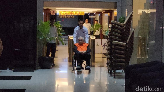 KPK Tahan Mantan Direktur PT Pertamina Tersangka Suap Pengadaan Katalis